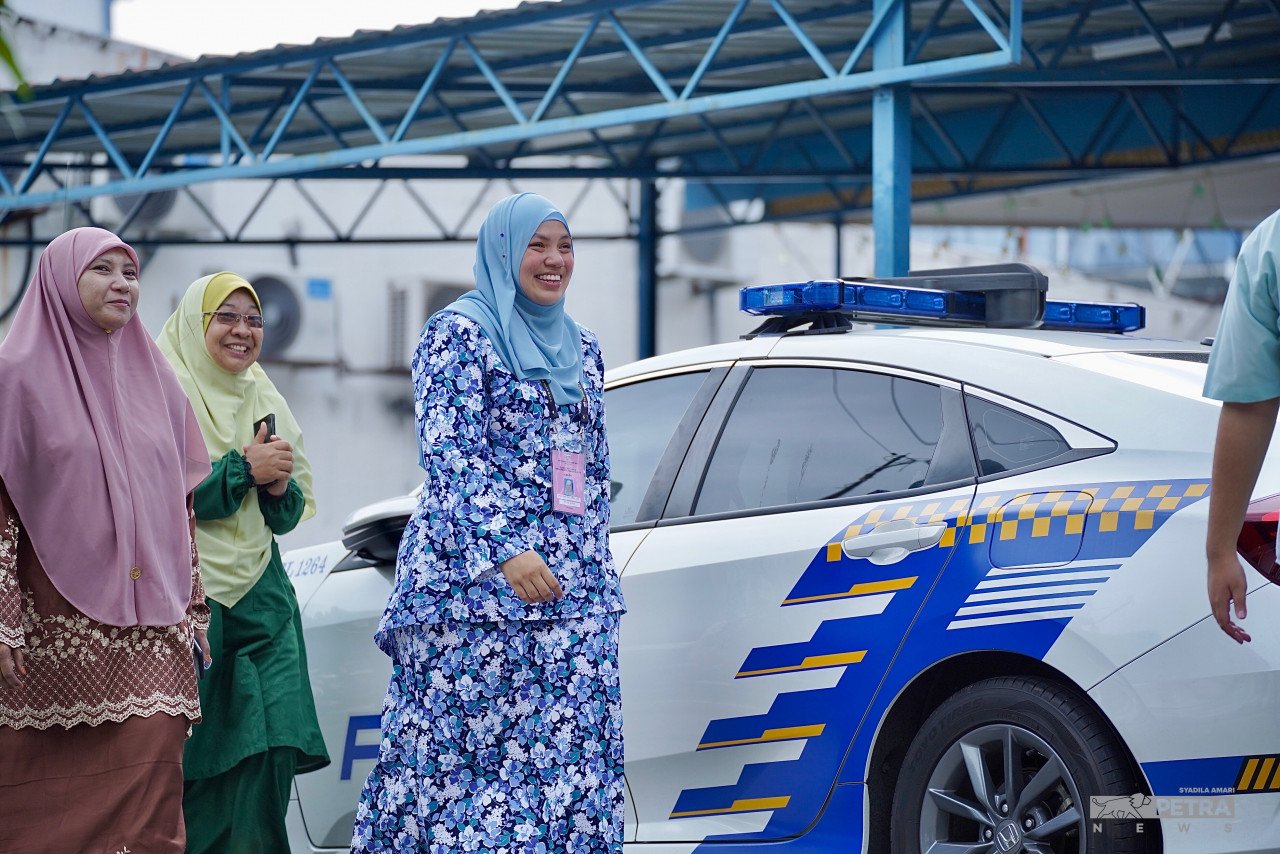 Calon Perikatan Nasional Dewan Undangan Negeri Bukit Antarabangsa, Sasha Lyna Abdul Latif melawat pusat mengundi awal di Ibu Pejabat Polis Daerah Ampang. gambar Syadila Amari