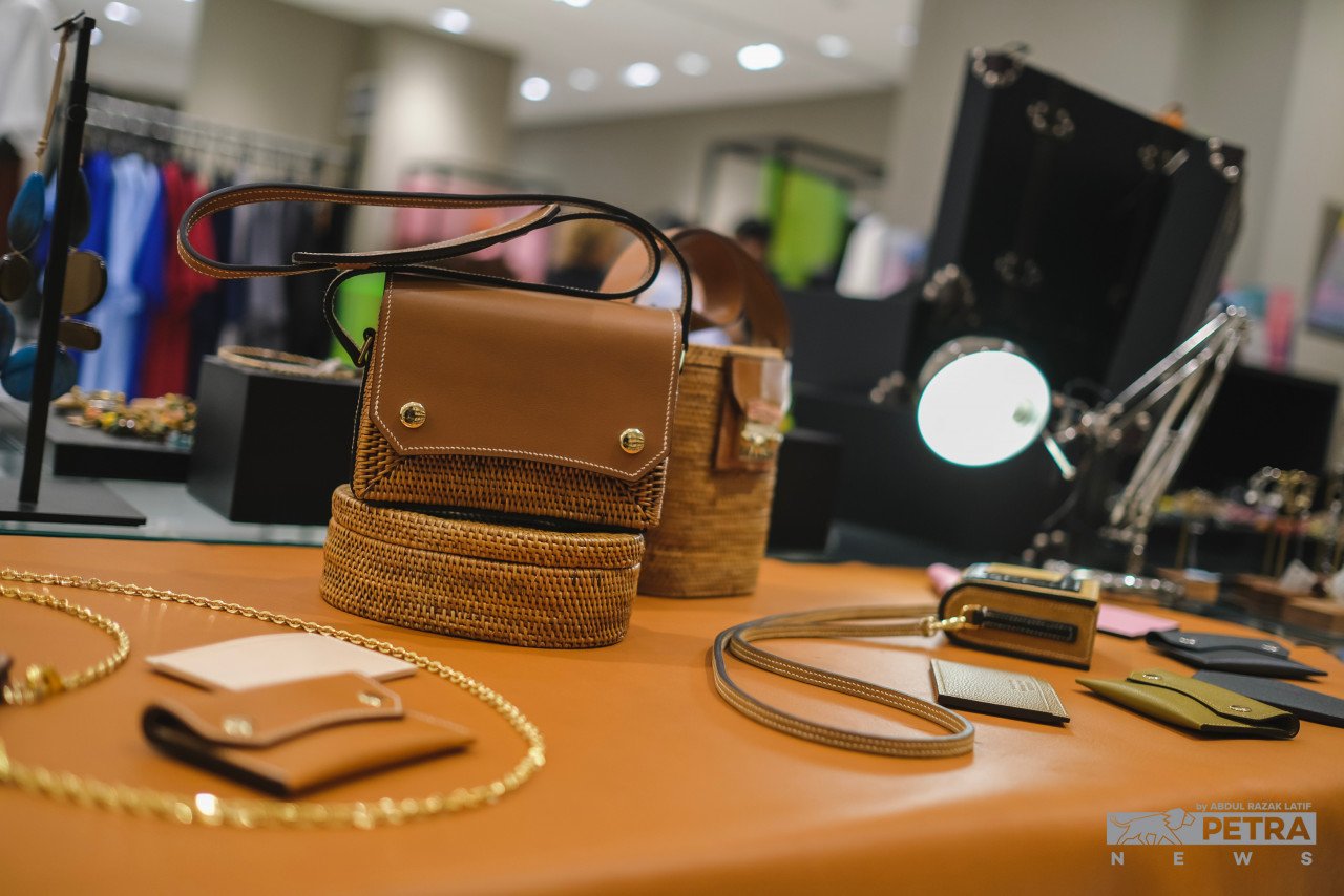 Beg tangan juga boleh diperolehi di CollabStore