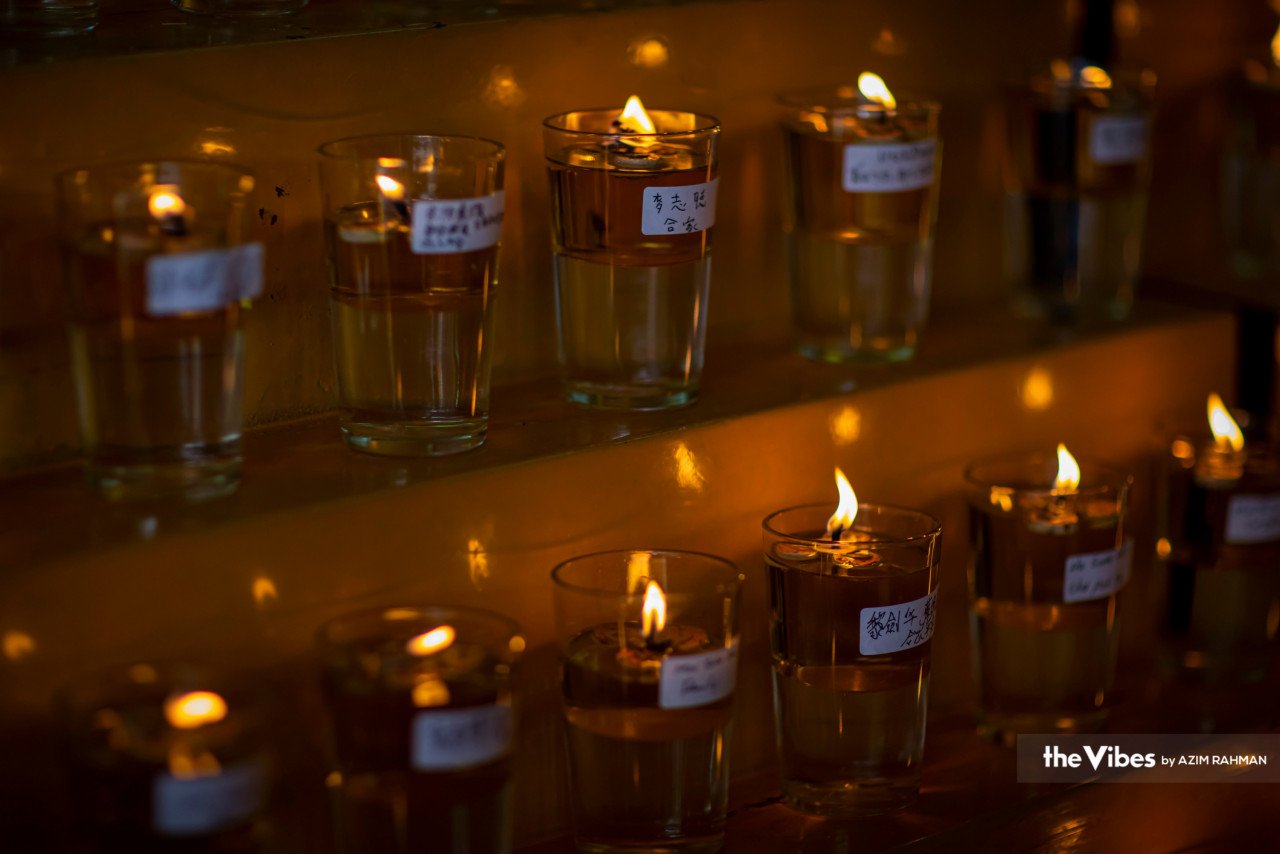 Menyalakan lilin merupakan salah satu daripada upacara keagamaan Buddha yang dijalankan di tokong.