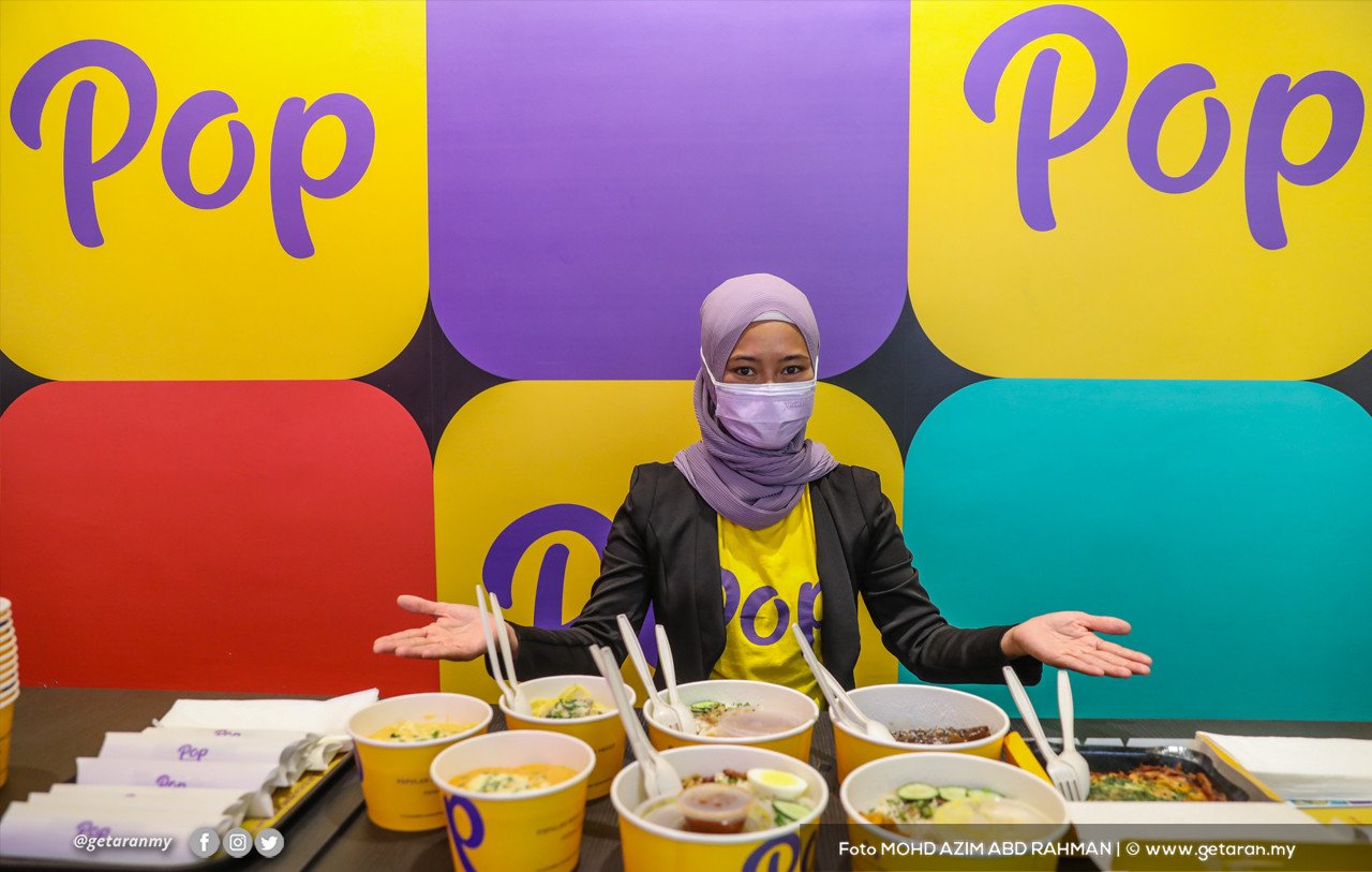 Pengurus Komunikasi Pop Meals, Nurul Jamaluddin bersama produk Pop Meals