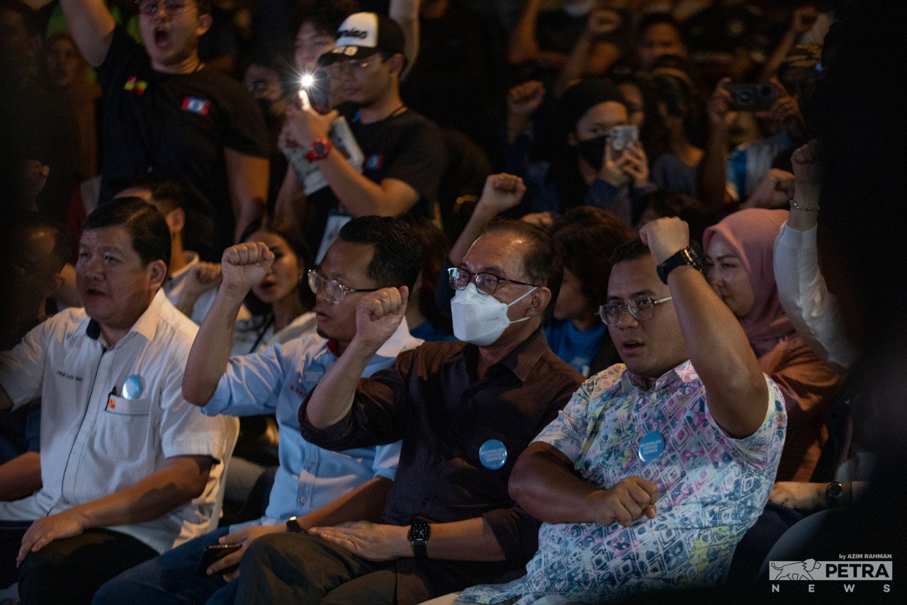 Anwar Ibrahim pada majlis Pentas Angkatan Muda di Taman Medan, malam tadi.