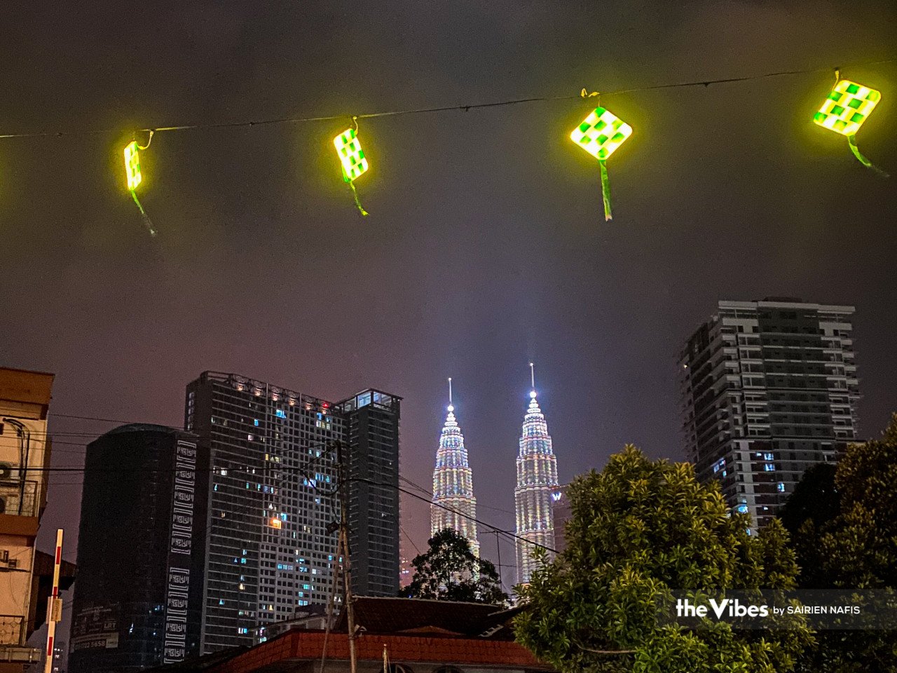 Hiasan lampu ketupat dengan berlatar belakang Menara Berkembar Petronas (KLCC) mencuri tumpuan ramai.