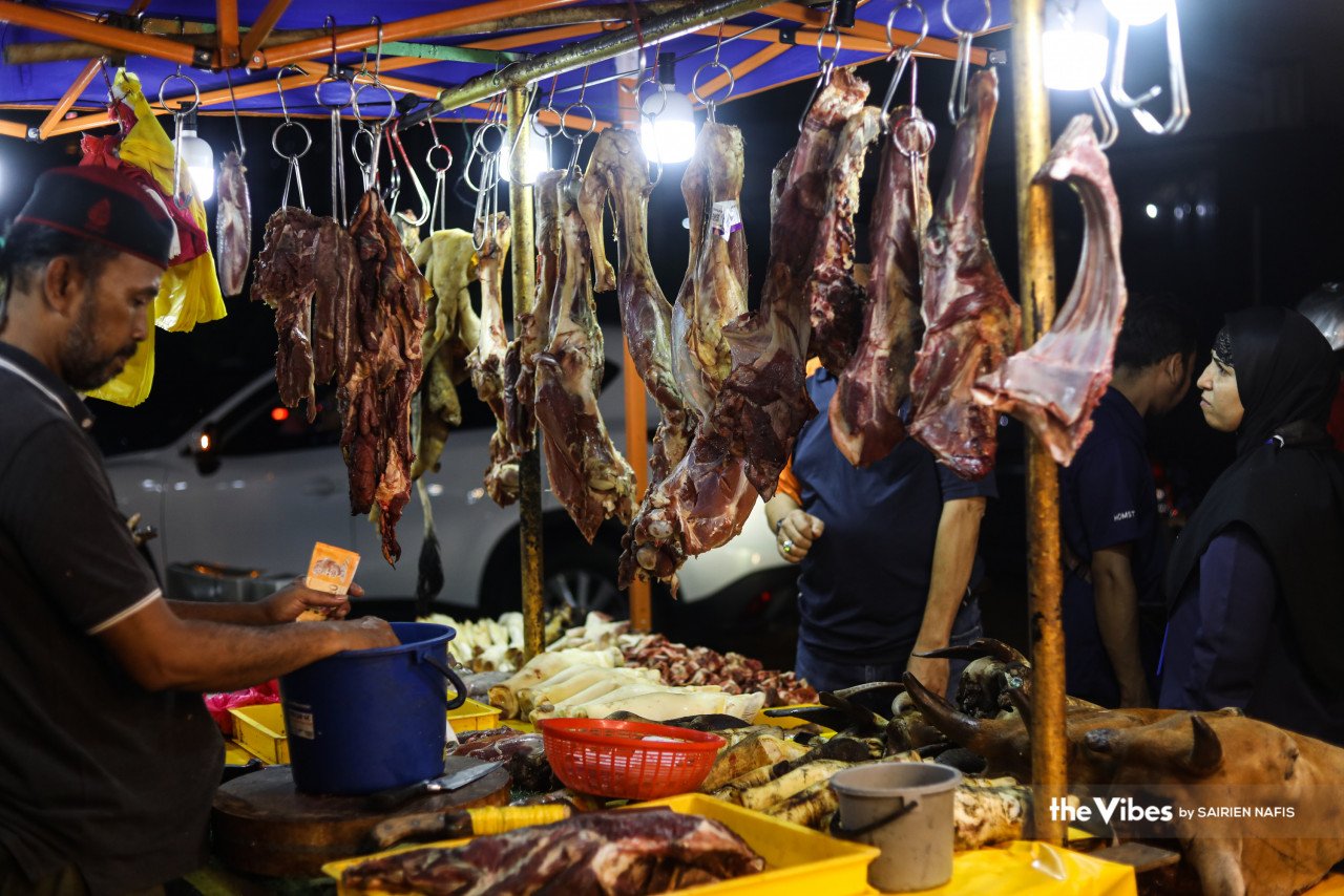 Orang ramai membanjiri Pasar Chow Kit untuk membeli daging bagi dijadikan rendang, iaitu hidangan utama di pagi Aidilfitri.