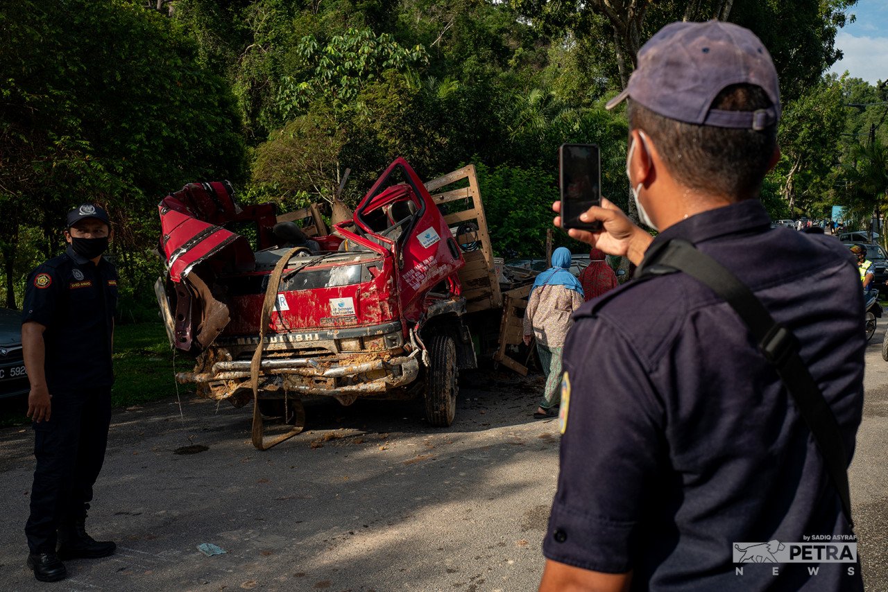 Keadaan sebuah lori yang rosak teruk dalam kejadian tanah runtuh di Taman Bukit Permai 2, Ampang.