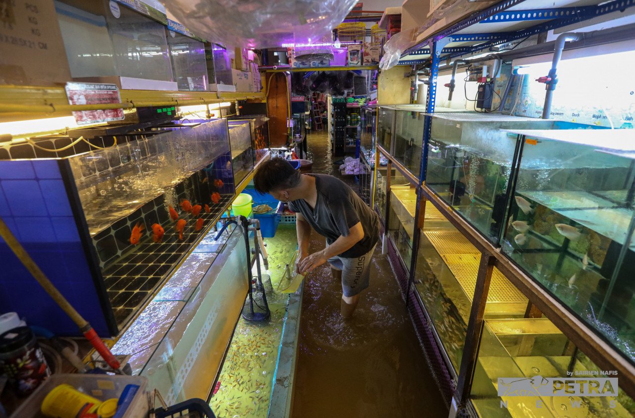 Salah sebuah kedai yang dinaiki air akibat banjir kilat di Pekan Meru, Klang, baru-baru ini.