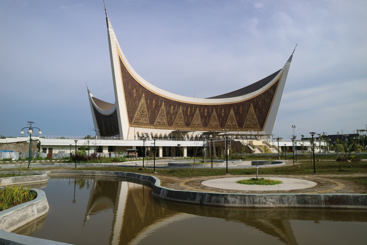 Masjid Raya Sumatera Barat. Gambar: Rahmat Irfan Denas, Wikipedia