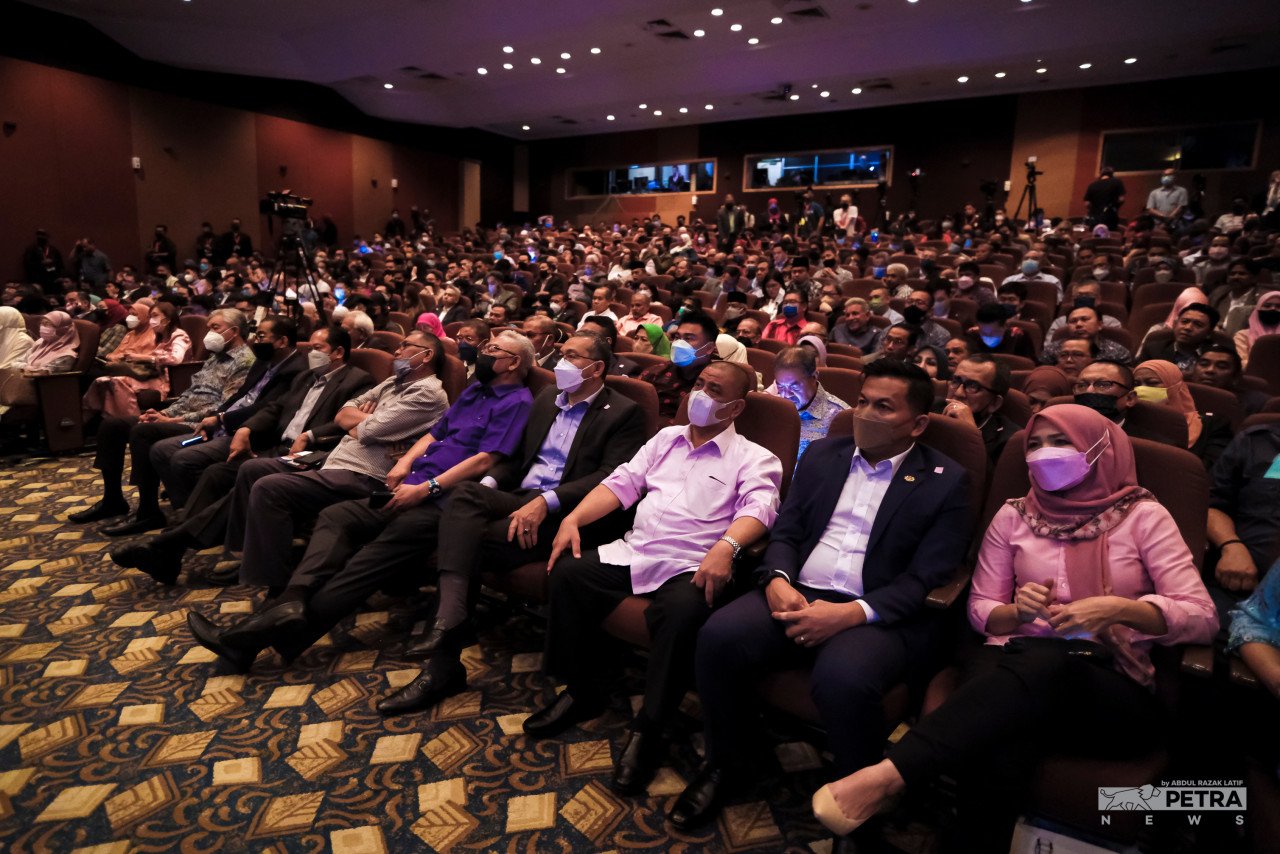 Antara penonton yang hadir pada Debat Perdana antara Najib dan Anwar, malam tadi. - Gambar oleh Abdul Razak Latif