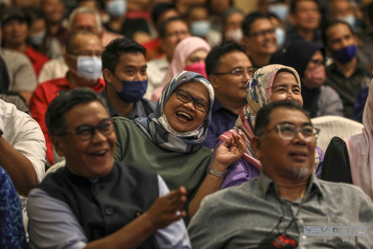 Sebahagian penonton yang hadir pada Debat Perdana malam tadi. - Gambar oleh Alif Omar