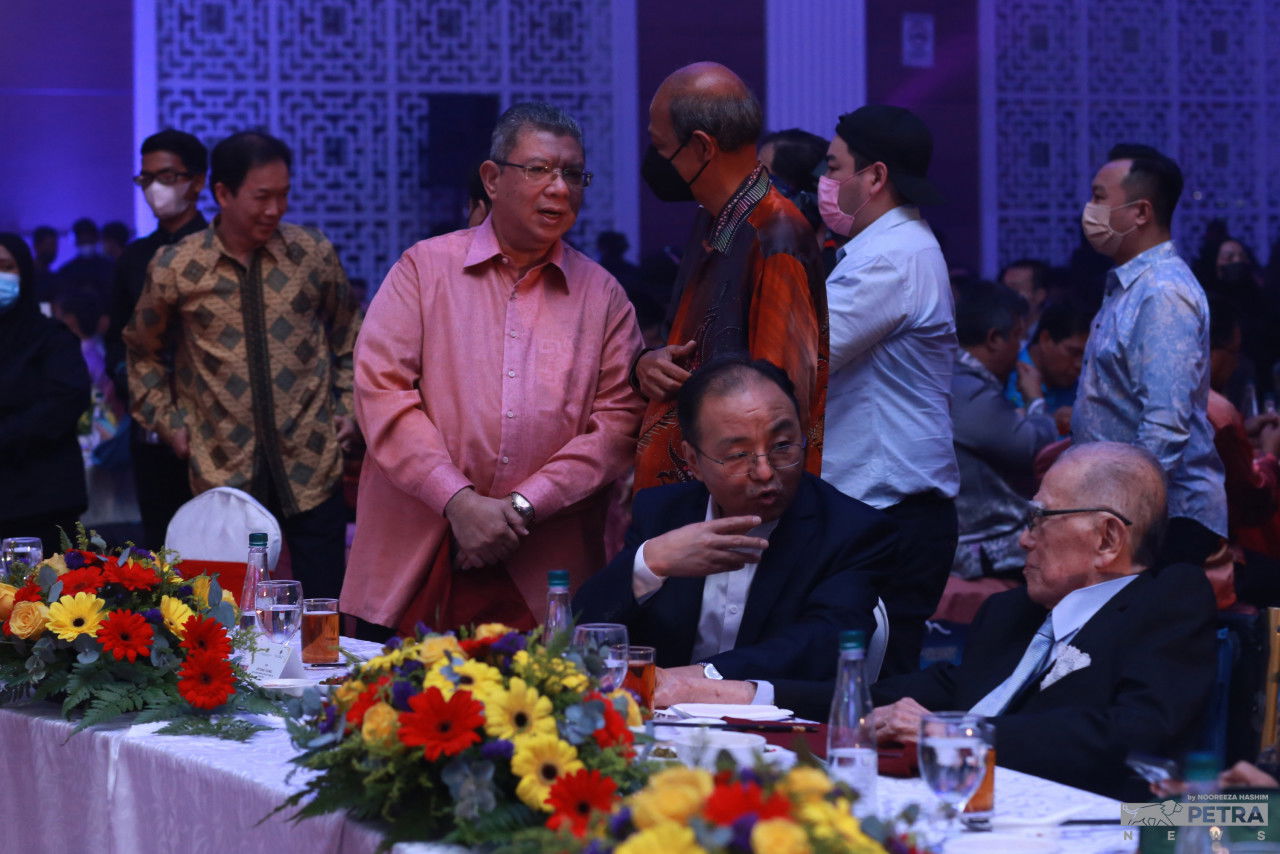 Saifuddin Abdullah (kiri) pada majlis makan malam sempena Sambutan Ulang Tahun ke-48 Hubungan Diplomatik Malaysia-China di Seri Kembangan, dekat sini malam ini. - Gambar oleh Nooreeza Hashim