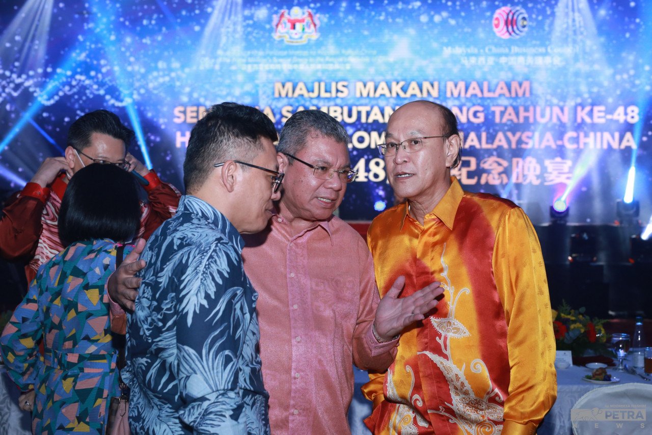 Saifuddin Abdullah (tengah) ketika menghadiri Majlis Makan Malam Sempena Sambutan Ulang Tahun ke-48 Hubungan Diplomatik Malaysia-China di Wisma Huazong, di sini malam ini. - Gambar oleh Nooreeza Hashim