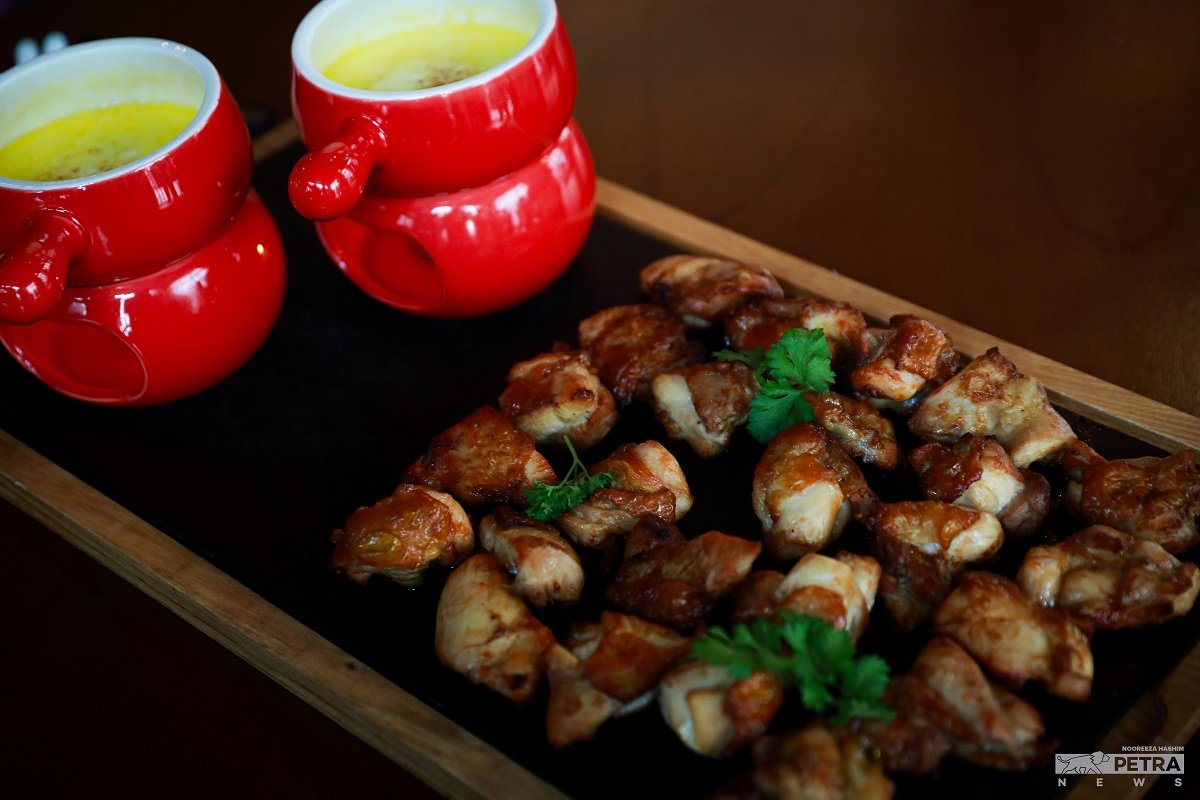 Hidangan ayam antara tarikan di Oppadak. Gambar Nooreeza Hashim