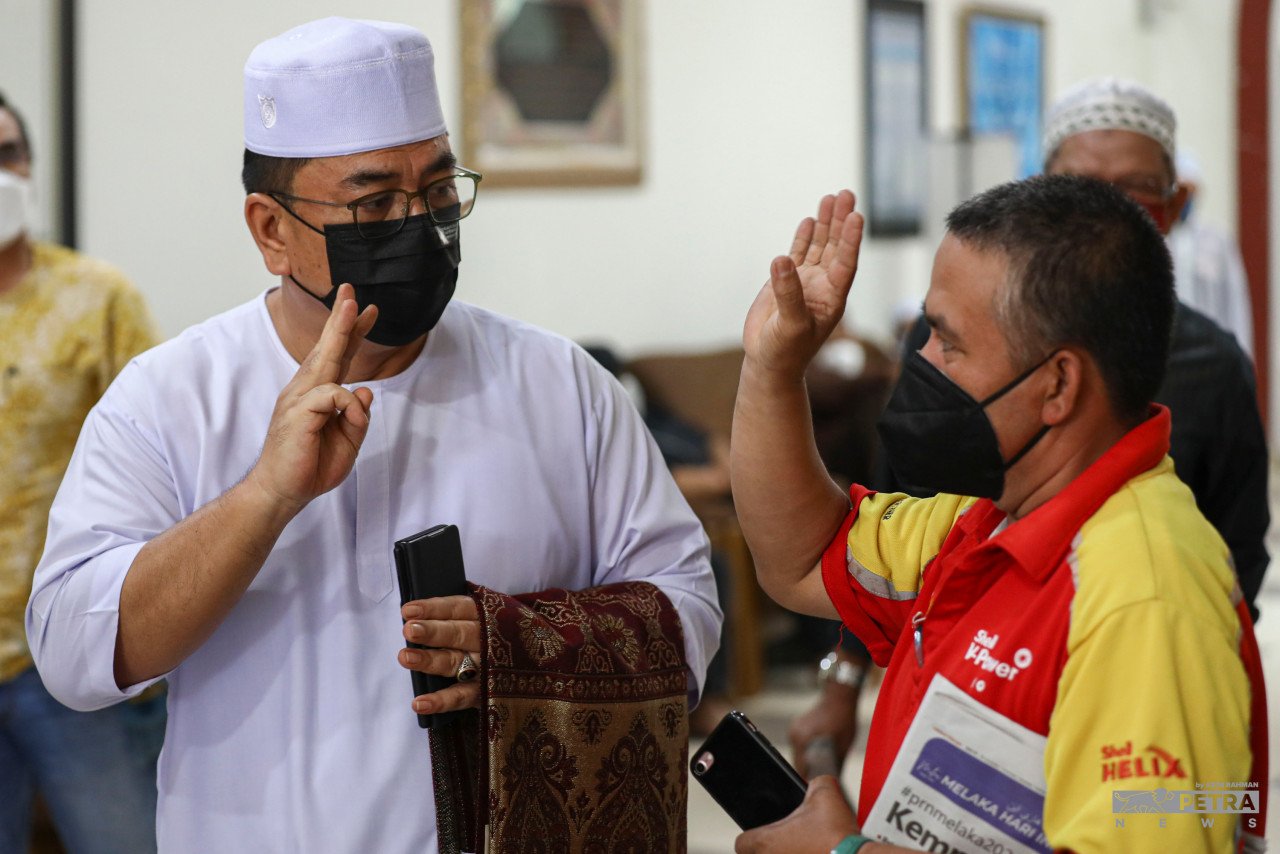 Calon DUN Lendu, Datuk Seri Sulaiman Md Ali sempat beramah mesra bersama penduduk Kampung Durian Daun selepas menunaikan solat.