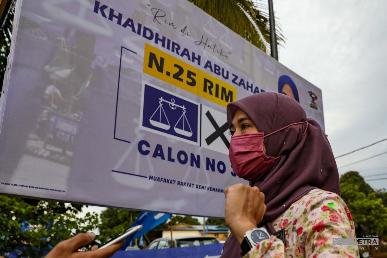 Calon Barisan Nasional DUN Rim, Datuk Khaidhirah Abu Zahar ditemubual wartawan pada PRN Melaka.
