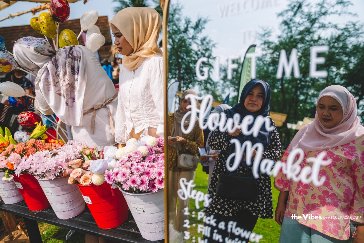 Gerai menjual bunga turut mendapat perhatian pengunjung pada Festival Kopi Kemaman di Resort World Kijal, Kemaman, Terengganu