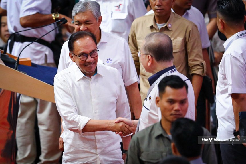 Anwar disambut oleh Datuk Seri Wee Ka Siong pada Konvensyen Nasional Kerajaan Perpaduaan yang menghimpunkan 19 parti yang mendukung kerajaan pimpinannya.