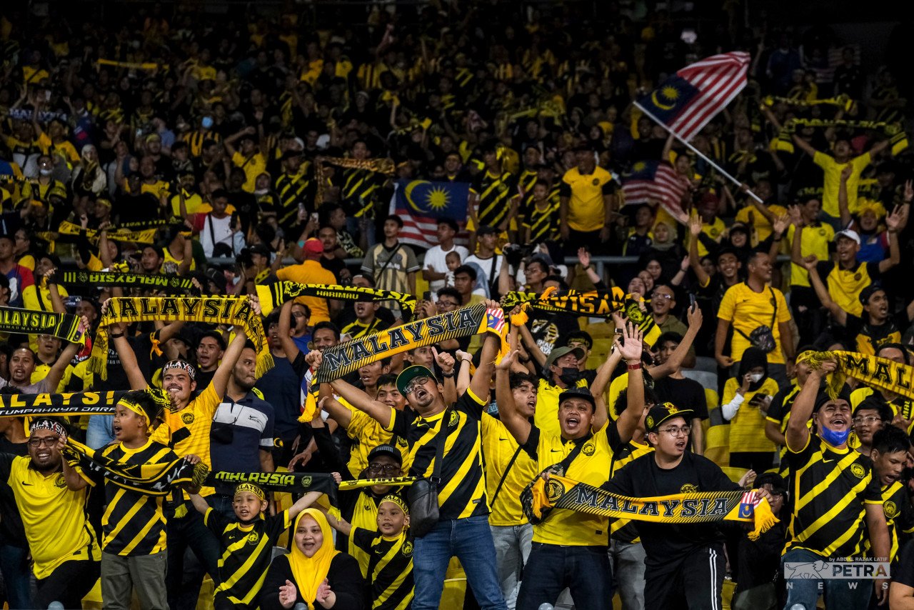 Kegembiraan terpancar pada wajah penyokong selepas Malaysia layak ke Piala Asia 2023. - Gambar oleh Abdul Razak Latif