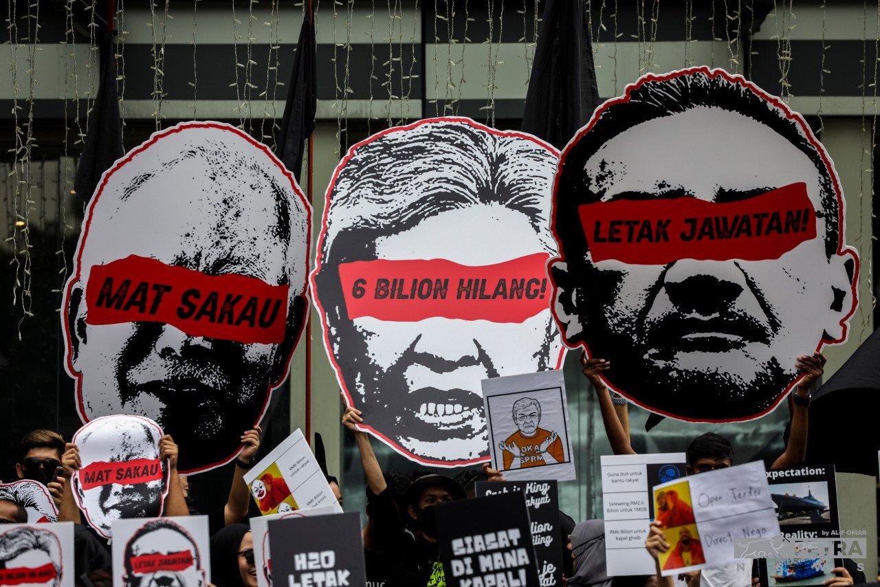 Himpunan sebagai tanda protes terhadap skandal LCS telah diadakan di hadapan pusat beli belah SOGO, Jalan Tunku Abdul Rahman. - Gambar oleh Alif Omar