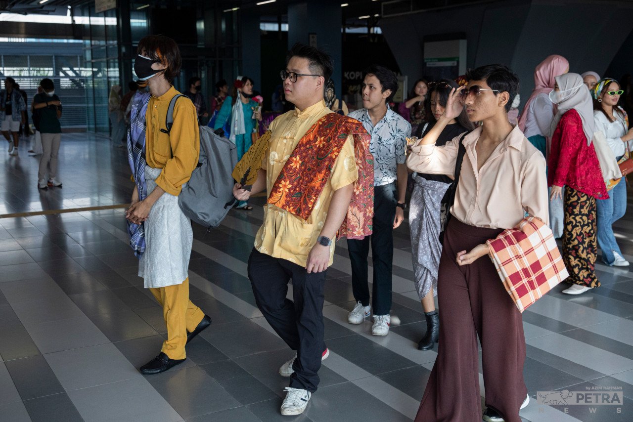 Program Keretapi Sarong ini melibatkan peserta yang menaiki pengangkutan awam dengan memakai kain sarung sama ada batik atau pelekat dan pakaian tradisional.