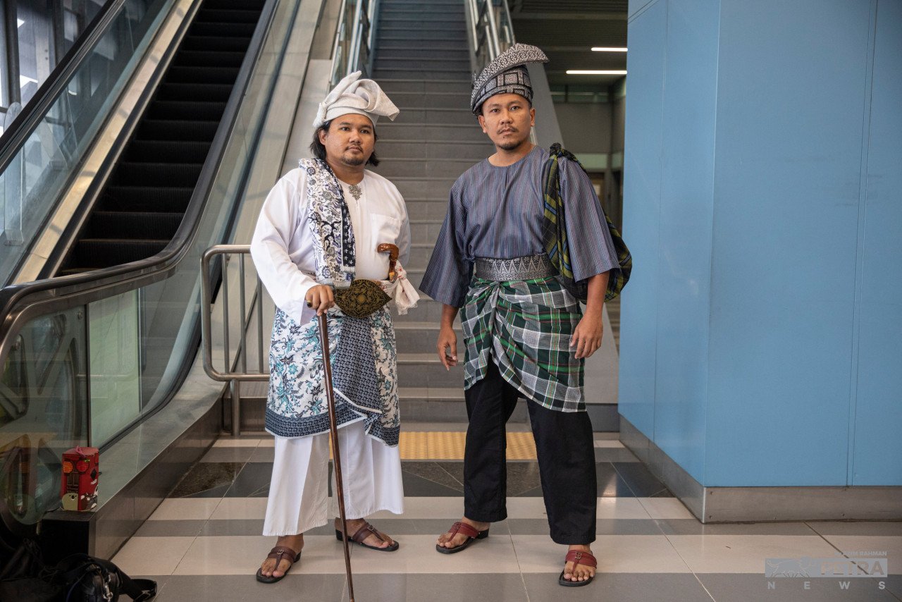 Antara peserta Keretapi Sarong yang bergaya dengan pakaian tradisional.