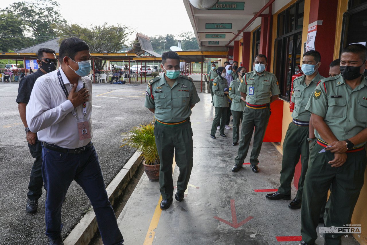 Anggota tentera beratur bagi menunggu giliran masing-masing untuk mengundi pada PRN Melaka. 