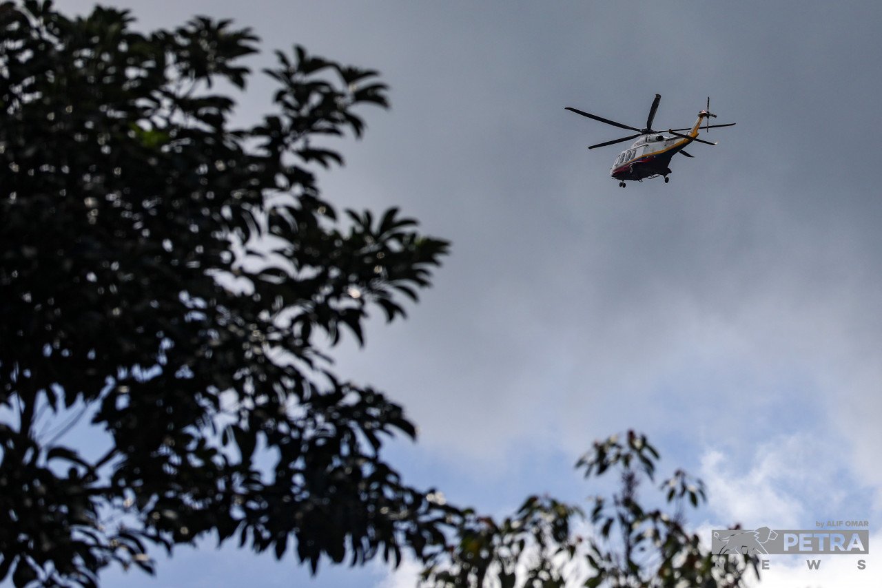 Helikopter turut digunakan untuk meninjau keadaan di lokasi tragedi tanah runtuh itu.