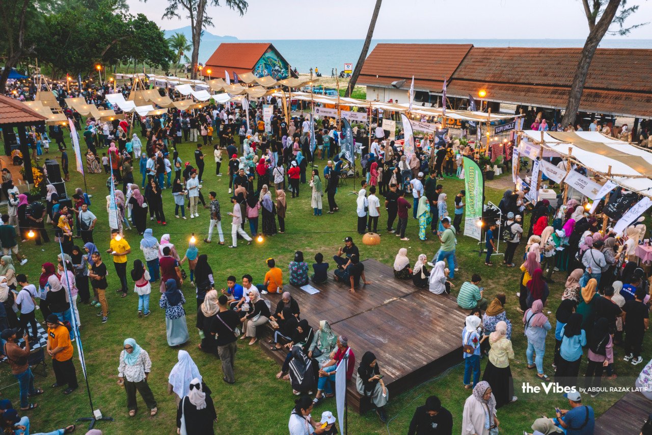 Meriah… Orang ramai tidak melepaskan mencuba pelbagai jenis dan cara penyediaan kopi pada Festival Kopi Kemaman di Resort World Kijal, Kemaman, Terengganu