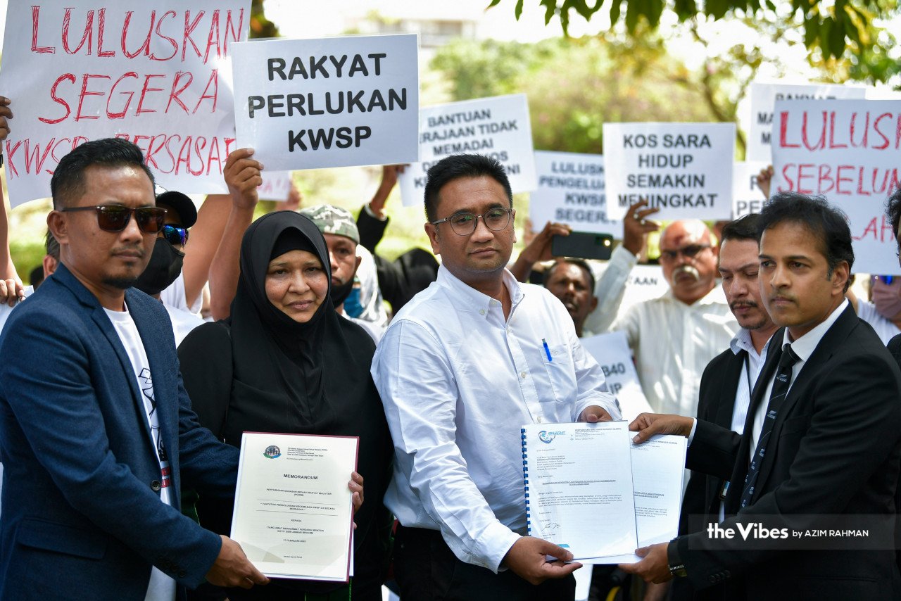 Muhammad Fikri Khalid (tiga dari kiri) menerima memorandum daripada enam NGO yang menyeru kerajaan membenarkan pencarum mengeluarkan pengeluaran kecemasan KWSP dengan segera.