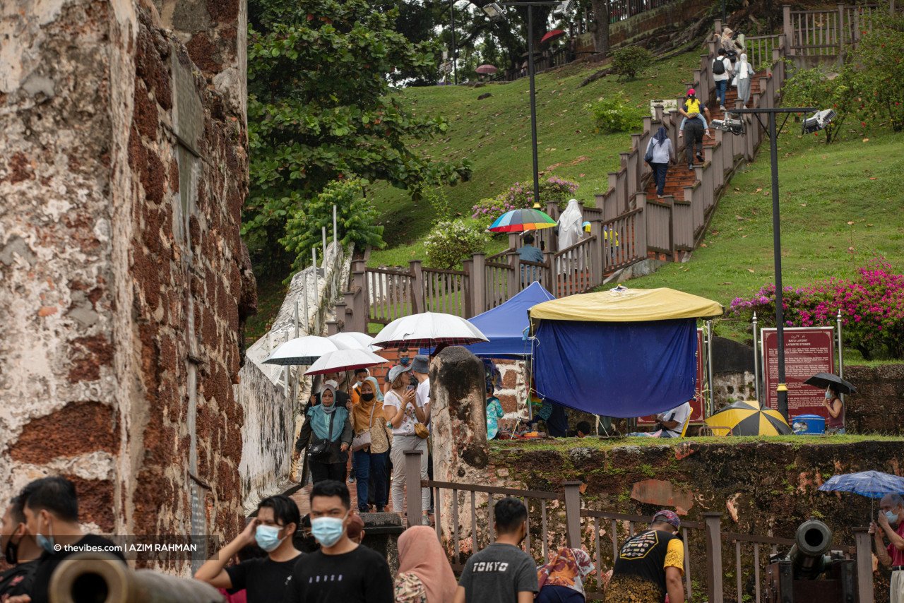 Pelancong luar dan dalam negara memanjat tangga menuju ke puncak Bukit St. Paul - Gambar oleh Azim Rahman