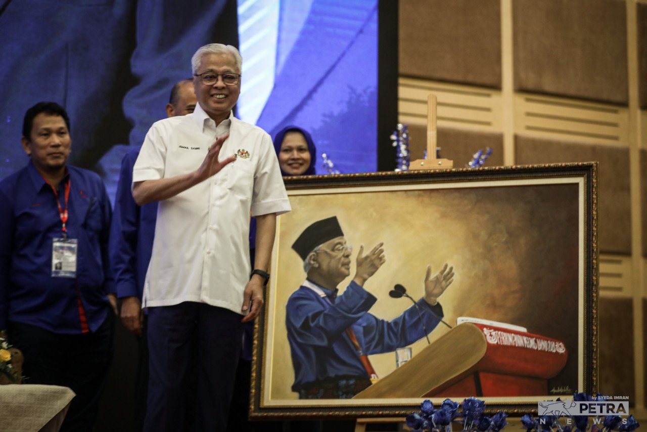 Ismail Sabri menerima cenderamata berupa gambarnya pada majlis majlis perasmian Konvensyen Kontraktor Melayu 3.0 dan mesyuarat agung tahunan ke-43 PKMM, di Kuala Lumpur, hari ini. 