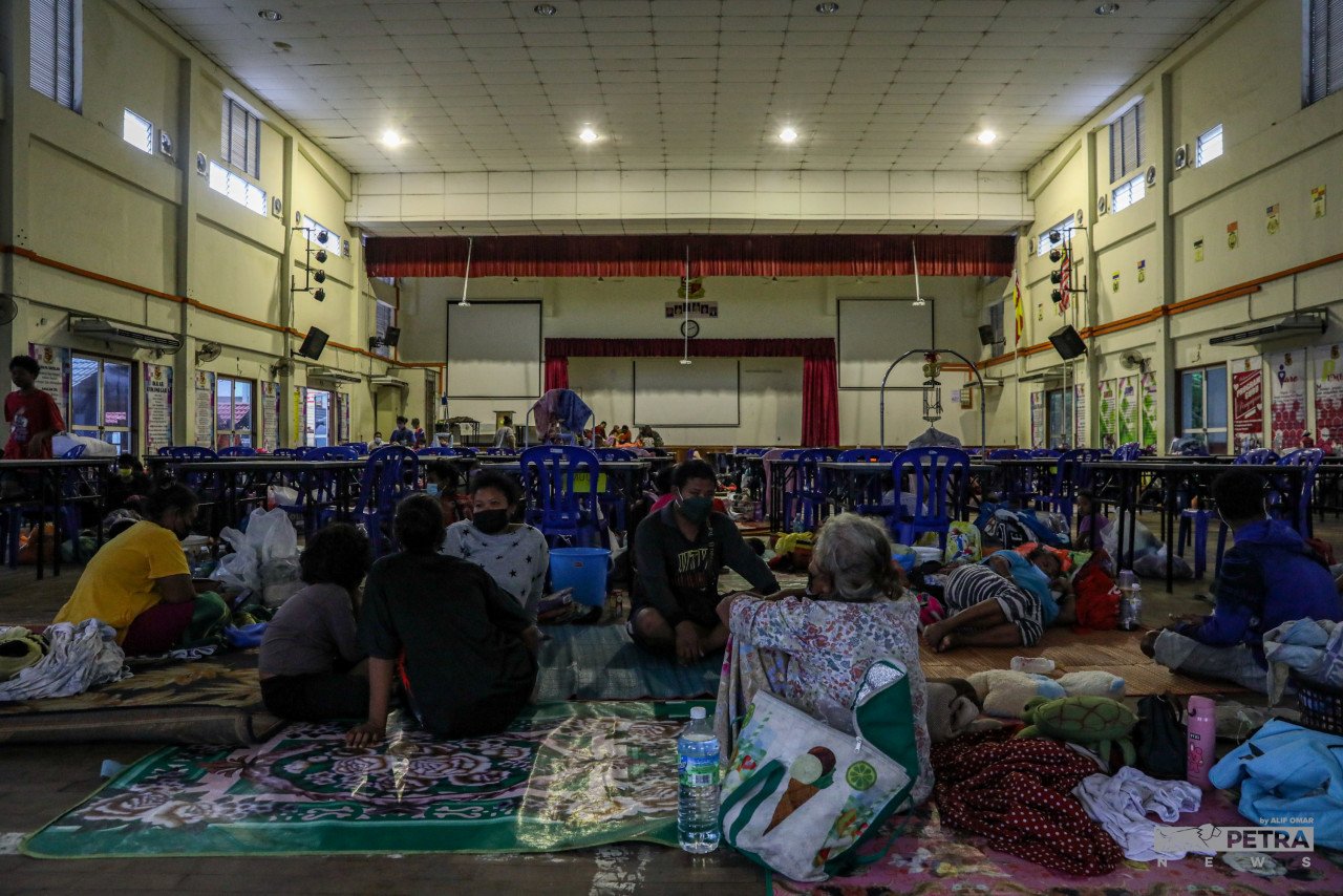 Seramai 270 mangsa ditempatkan di PPS di Dewan Samudera SMK Pulau indah. - Gambar Alif Omar