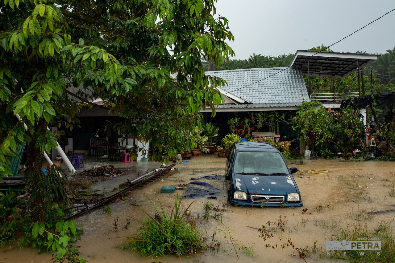 Salah sebuah rumah di Meru, Klang ditenggelami banjir.
