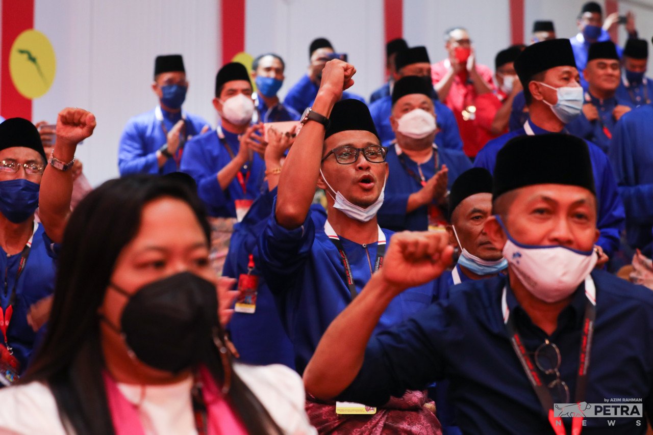 Sebahagian perwakilan yang mendengar perbahasan pada Perhimpunan Agung UMNO 2021, di WCT, hari ini. - Gambar Azim Abd Rahman