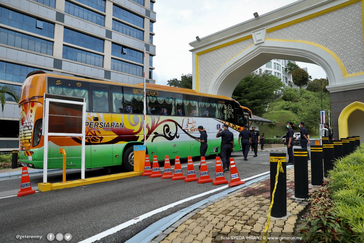 Sebuah bas yang membawa Ahli Parlimen UMNO tiba di Pintu 2 Istana Negara pada jam 10.35 pagi. 