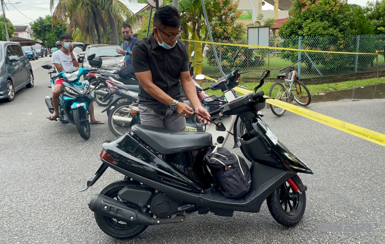 Calon Bebas, Datuk Norhizam Hassan Baktee tiba di PDM Taman Datuk Tamby Chik Karim dengan menaiki motosikal, bagi mengelakkan kesesakan. - Gambar Mohd Hazli Hassan