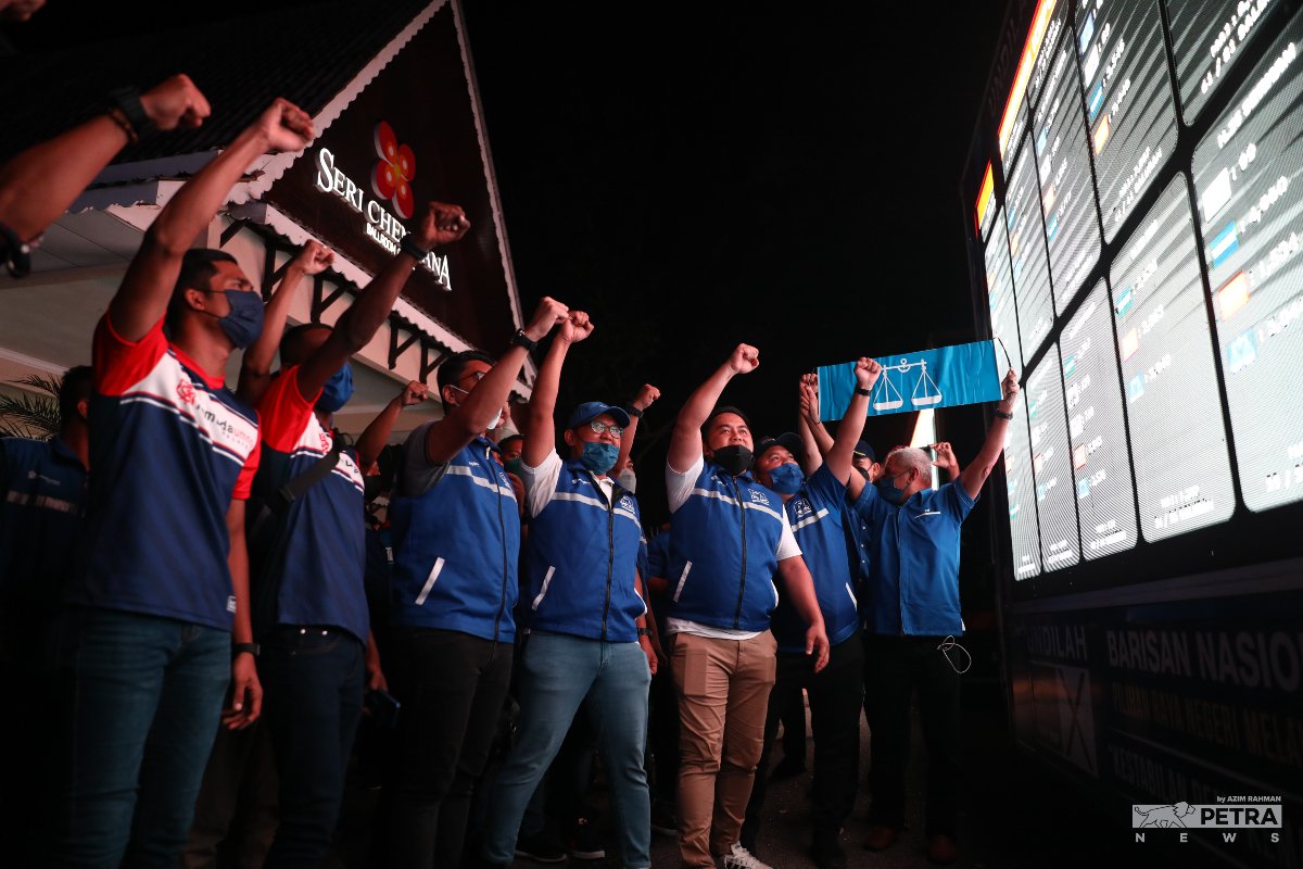 Penyokong BN meraikan kemenangan parti berkenaan pada PRN Melaka. - Gambar Azim Abd Rahman