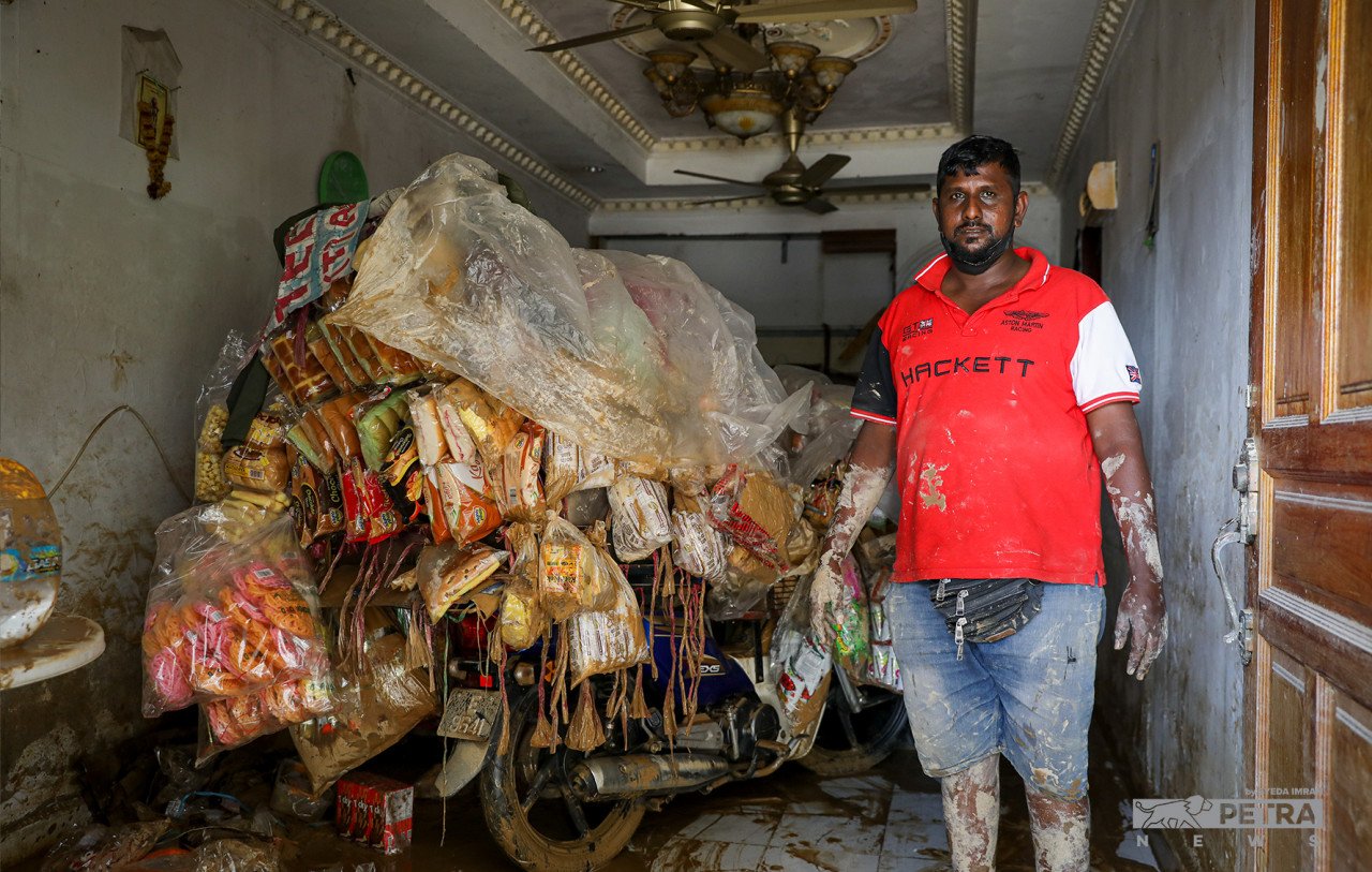 Seorang penjual roti mengalami kerugian selepas barangan jualannya rosak akibat banjir. - Gambar Syeda Imran