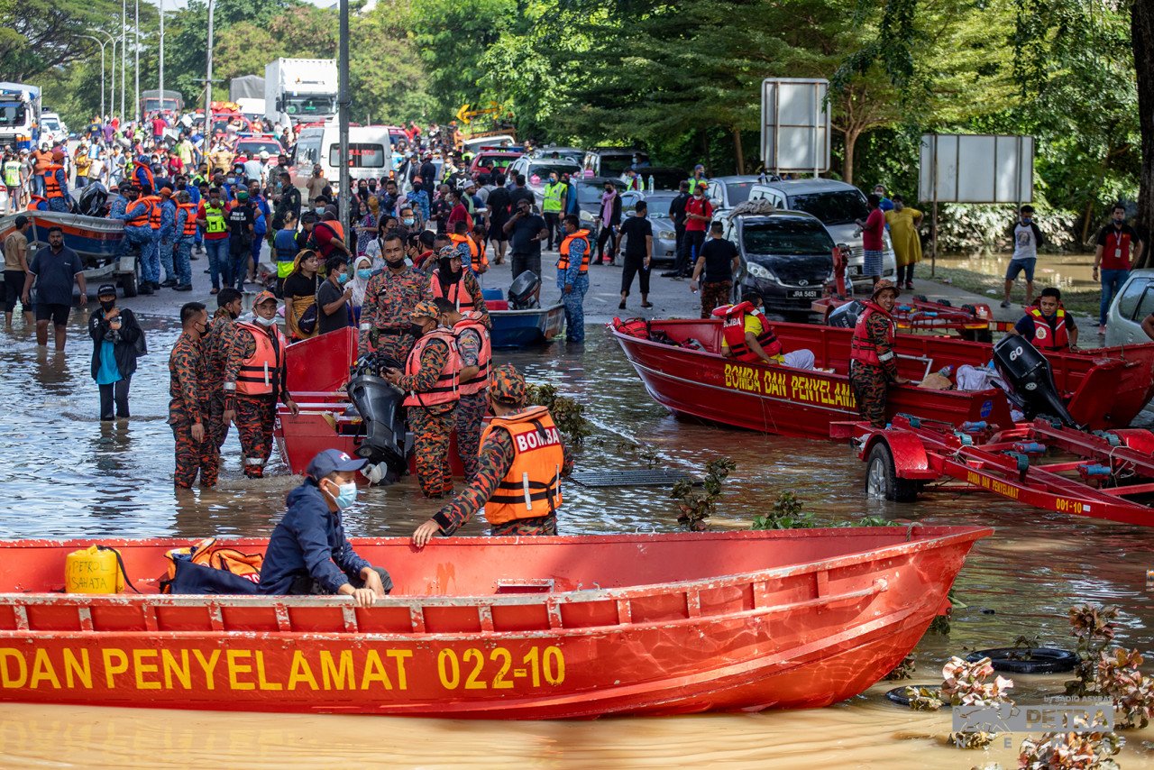 Pasukan menyelamat bersiap sedia dengan bot-bot untuk memindahkan mangsa banjir.