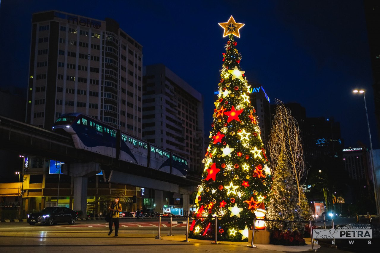 Dekorasi pokok Krismas yang menarik perhatian ramai dengan lampu yang bergemerlapan berhampiran sebuah pusat beli-belah di Kuala Lumpur.