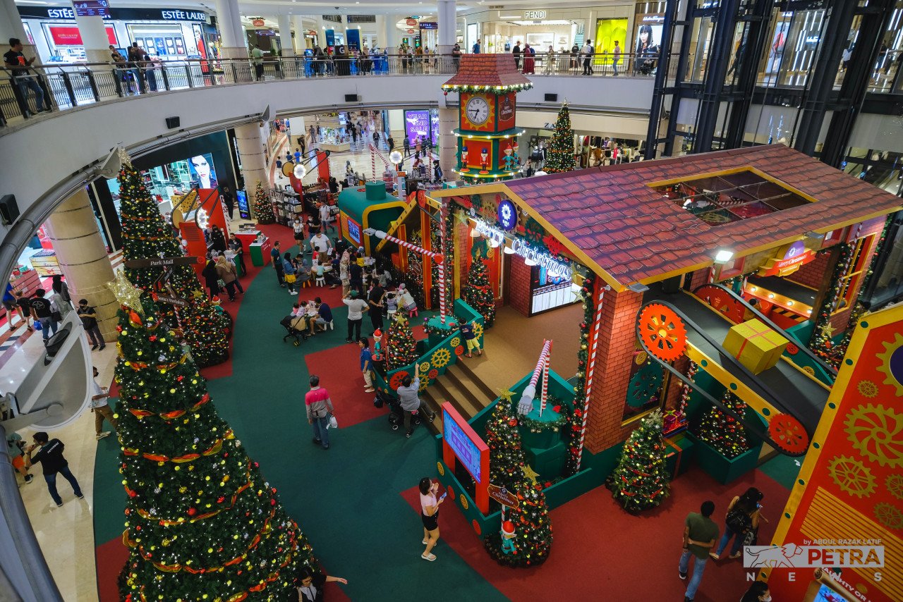 Dekorasi pokok Krismas yang menarik perhatian ramai berhampiran sebuah pusat beli-belah di Kuala Lumpur.