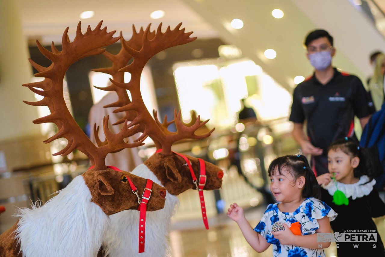 Hiasan rusa ini menarik perhatian kanak-kanak yang mengunjungi sebuah pusat beli-belah di ibu kota.