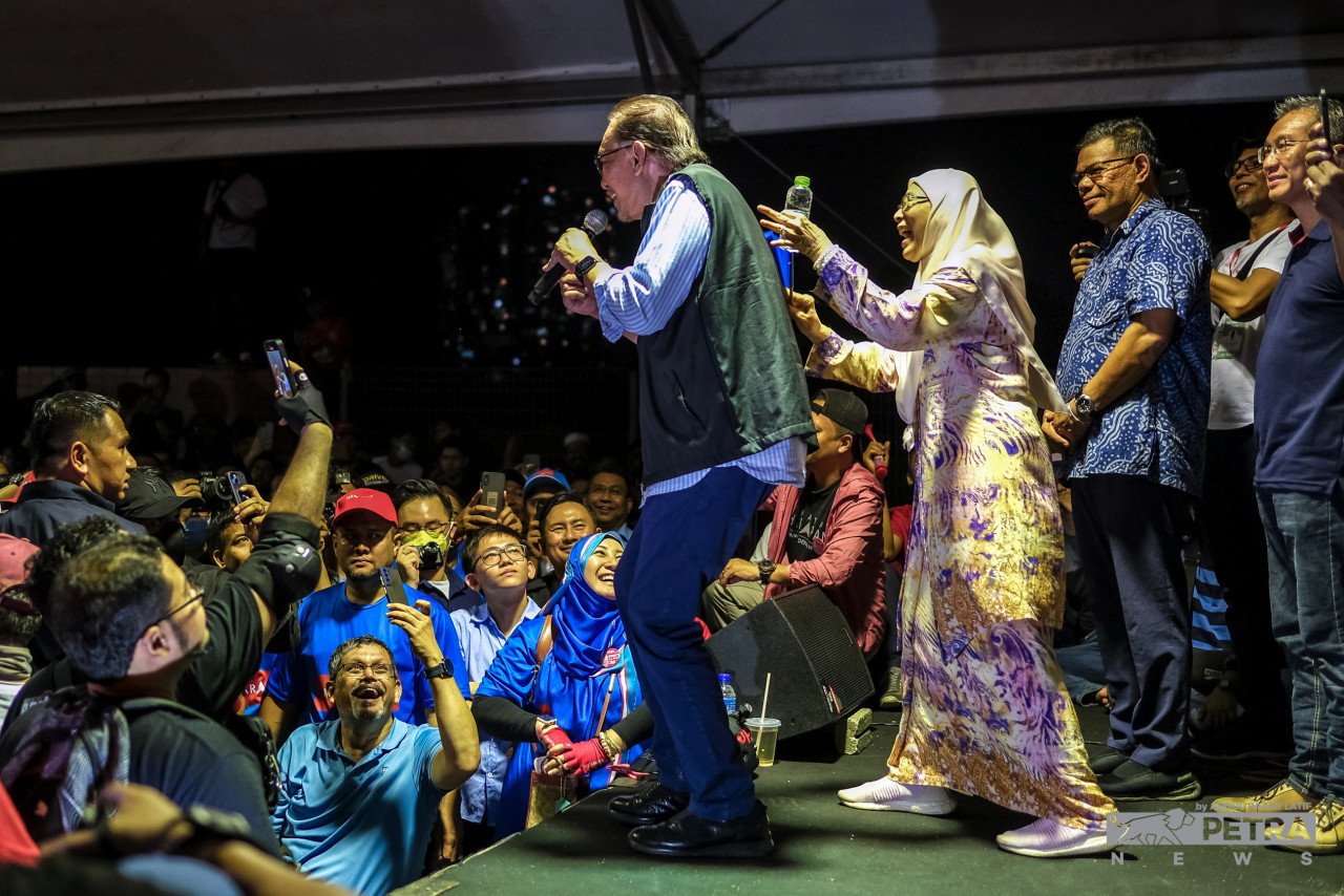 Anwar Ibrahim dan Dr Wan Azizah berkempen pada PRU-15 lalu. - Gambar oleh Abdul Razak Latif