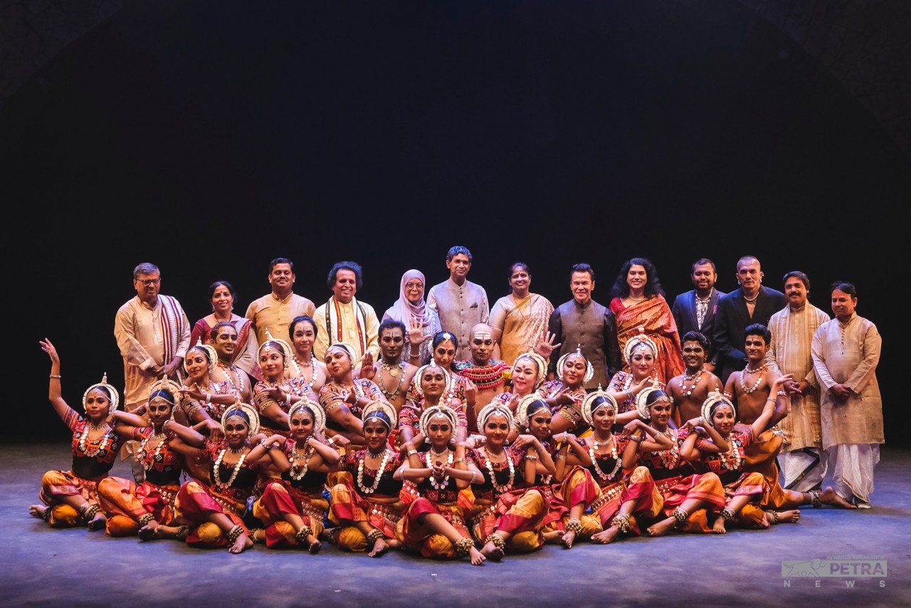 Lebih 20 penari dari Sutra Dance Theatre dan Sutra Outreach Programme mengambil bahagian.