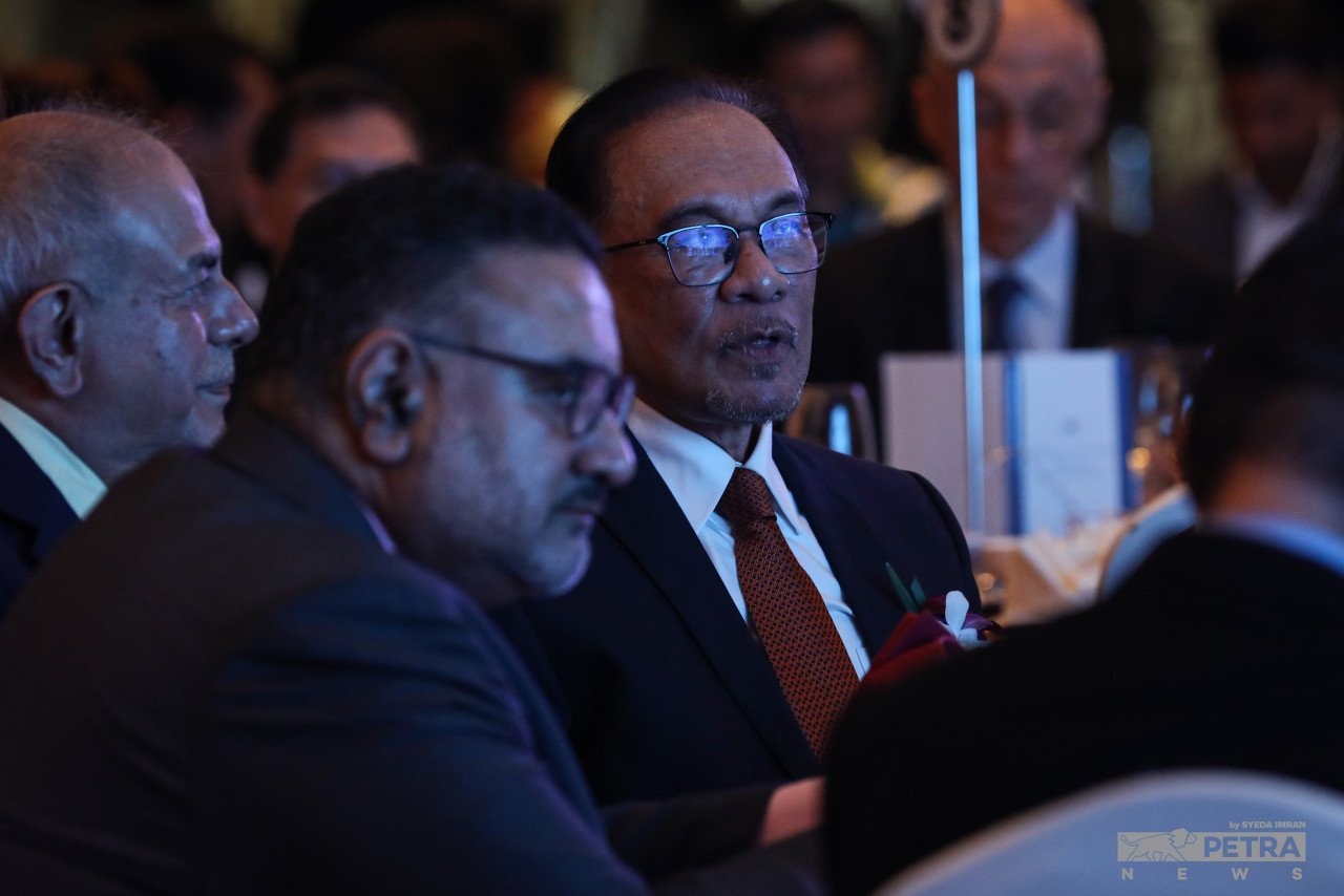 Vinod Sekhar (depan) dan Anwar Ibrahim (tengah) pada Syarahan Umum Memorial Tan Sri Dr B C Sekhar 2022 di Royal Lake Club di sini, malam tadi.