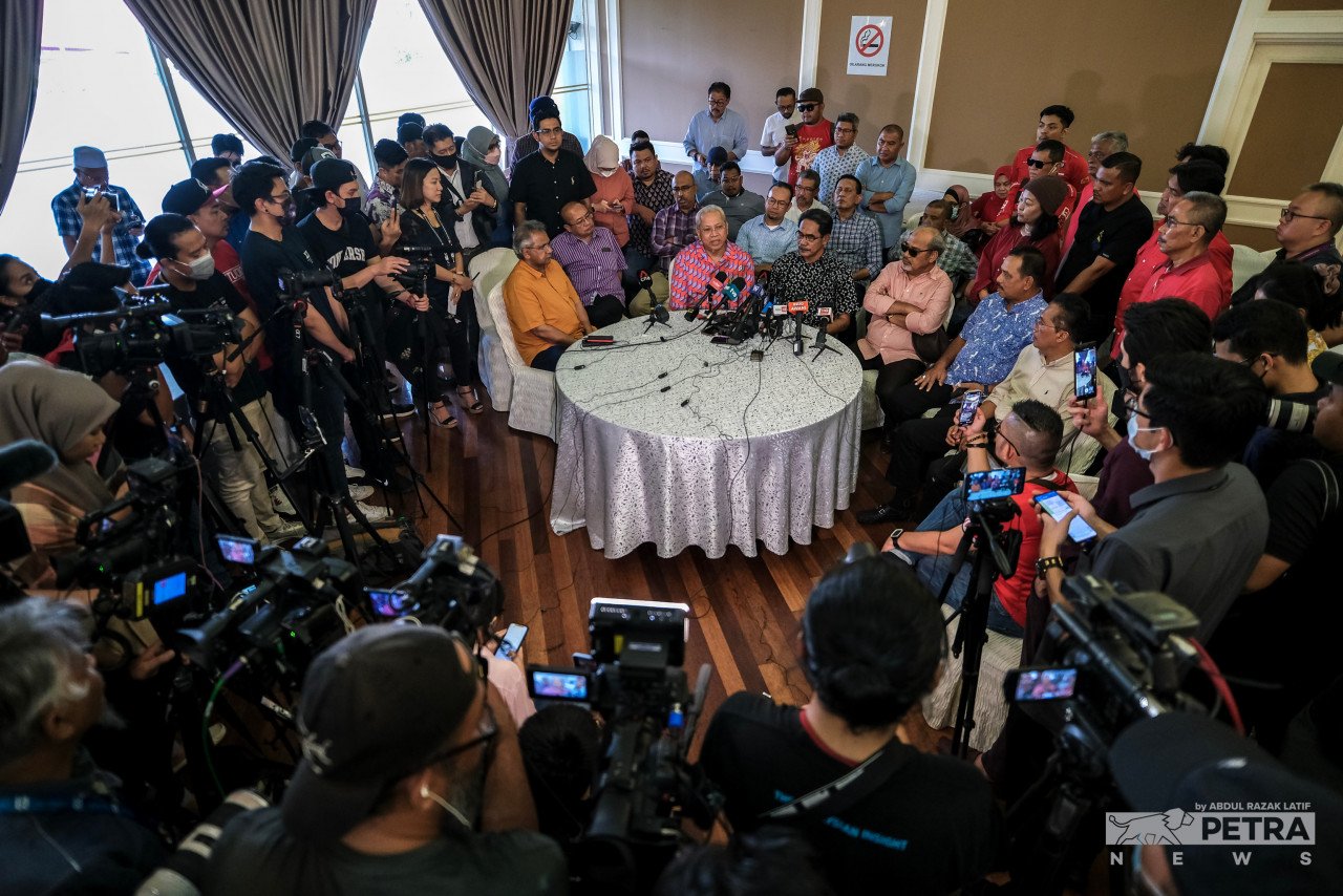 Sidang media berkenaan dihadiri sejumlah Ketua Bahagian, termasuk Ketua UMNO Pasir Salak, Datuk Seri Tajuddin Abdul Rahman.