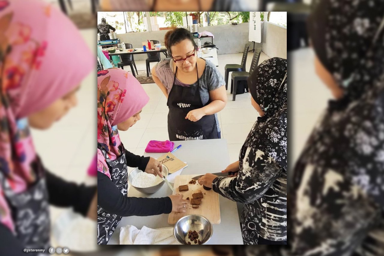Honey (tengah) tidak lokek ilmu untuk mengajar peserta membuat kuih tradisional.