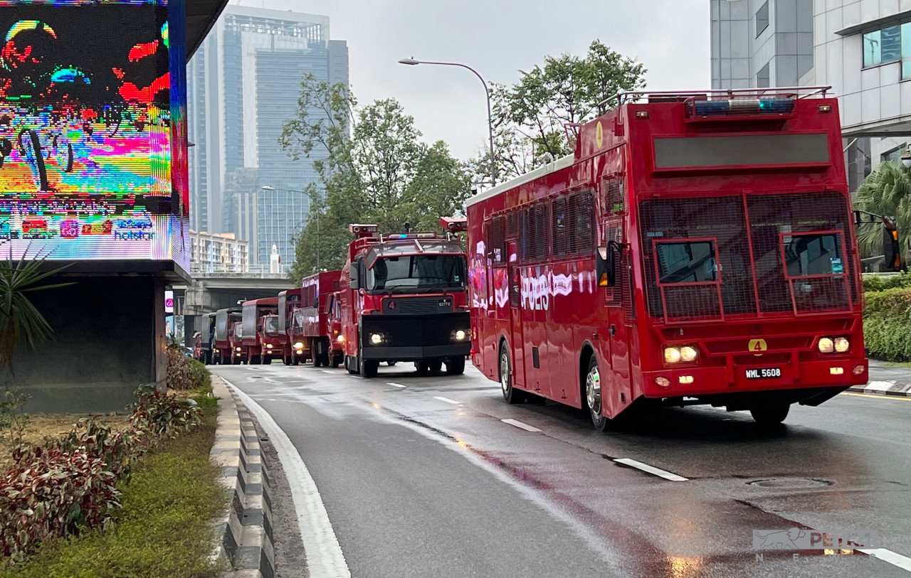 Beberapa trak FRU berkawal di sekitar Jalan Bangsar.