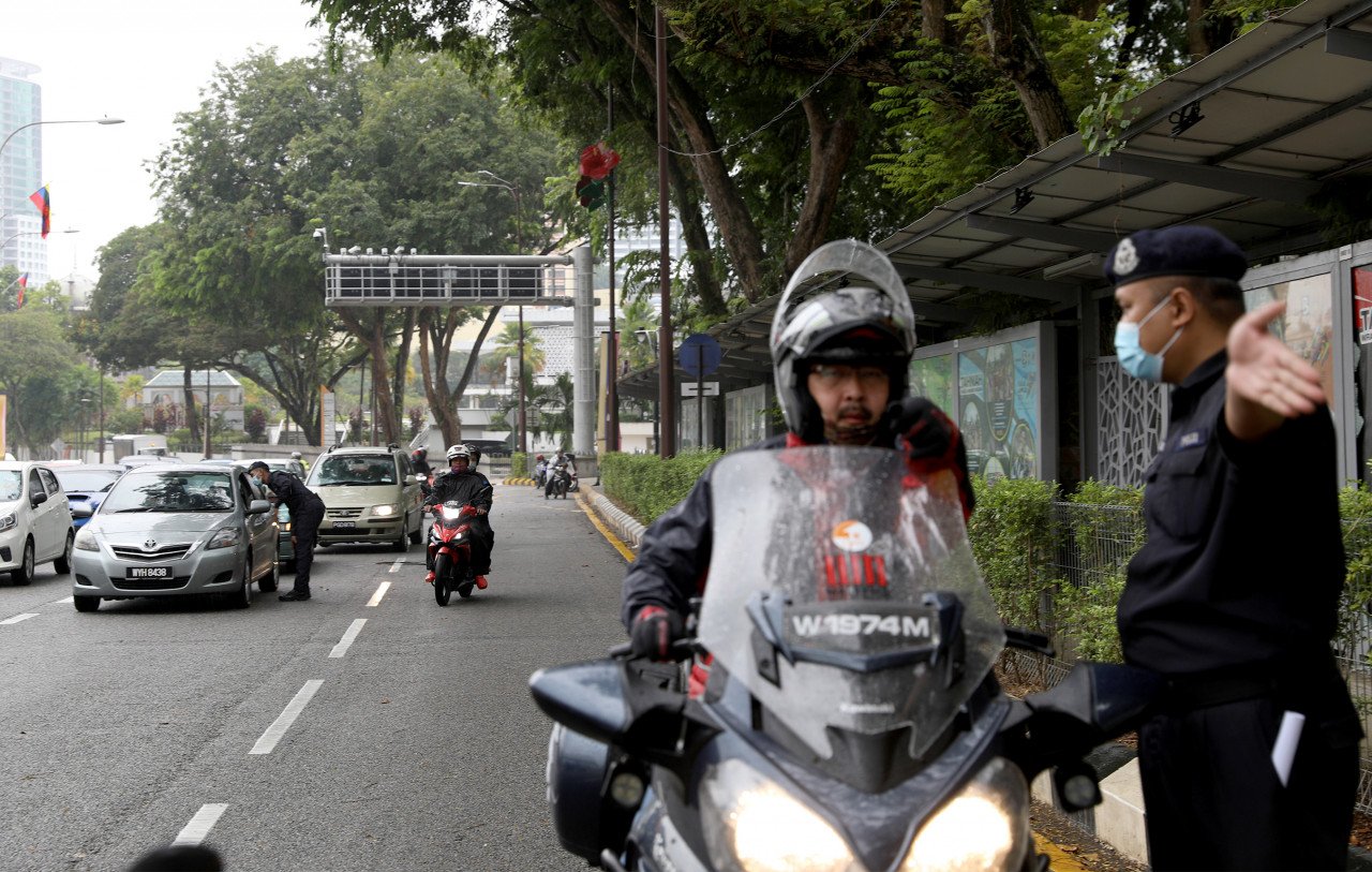 Polis mengadakan pemeriksaan di Jalan Kinabalu, pagi ini. 
