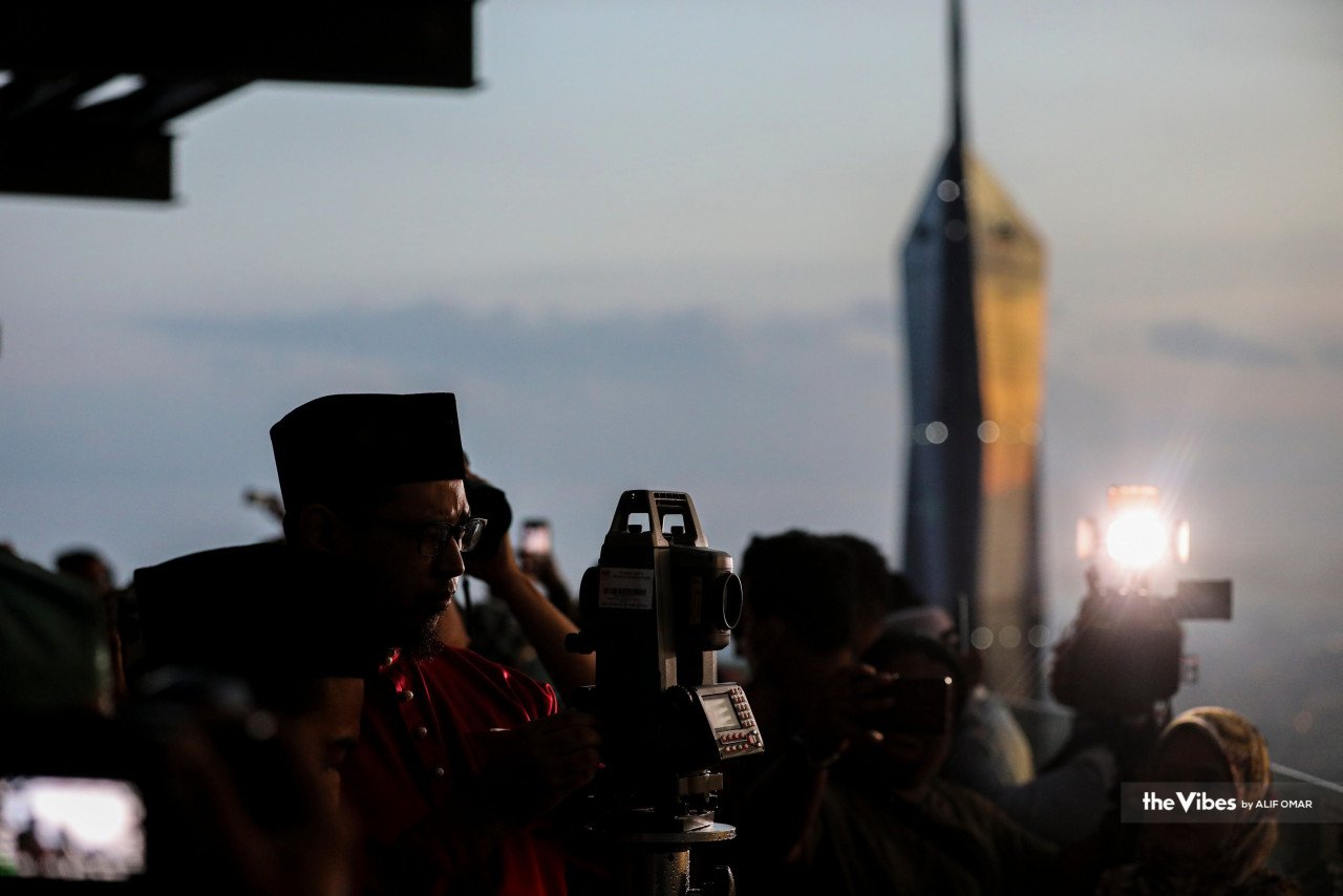Sebahagian jemputan media yang tidak ketinggalan merakam detik bersejarah itu petang tadi. - Gambar oleh Alif Omar