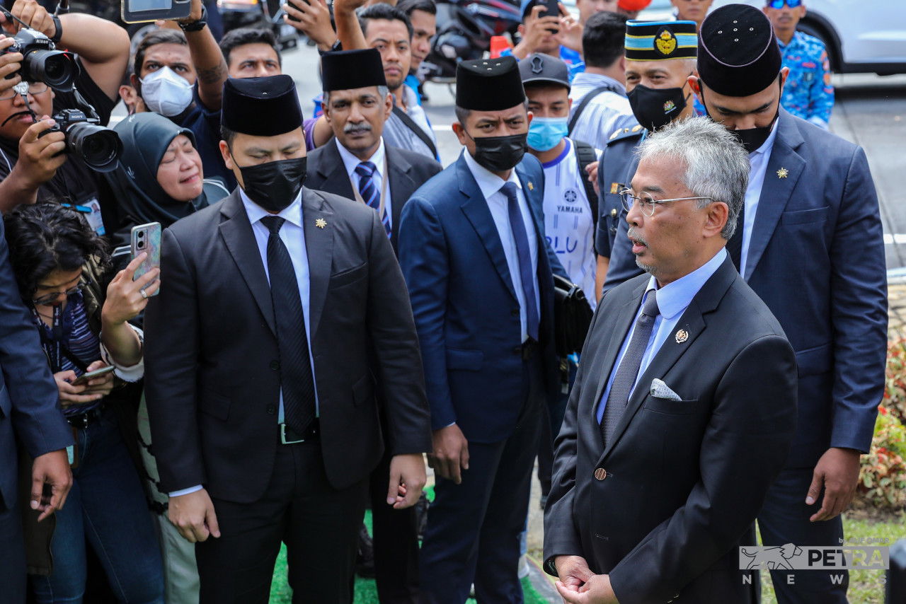 Al-Sultan Abdullah berkenan mencemar duli bertemu pemberita di hadapan Pintu 2, Istana Negara di sini hari ini. - Gambar oleh Alif Omar