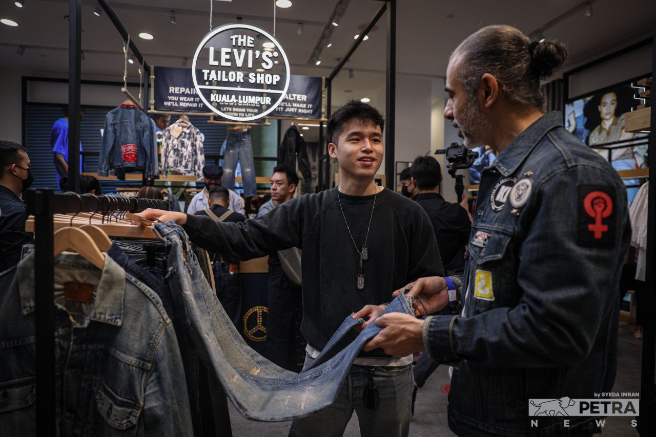 Levi’s Malaysia telah menganjurkan satu acara 'Buy Better Wear Longer' Denim Swap’ yang mengumpulkan peminat dan pengumpul koleksi denim mereka - Gambar oleh Syeda Imran